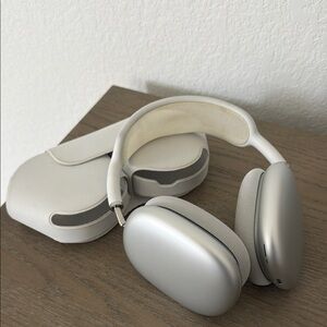 Silver AirPod Max